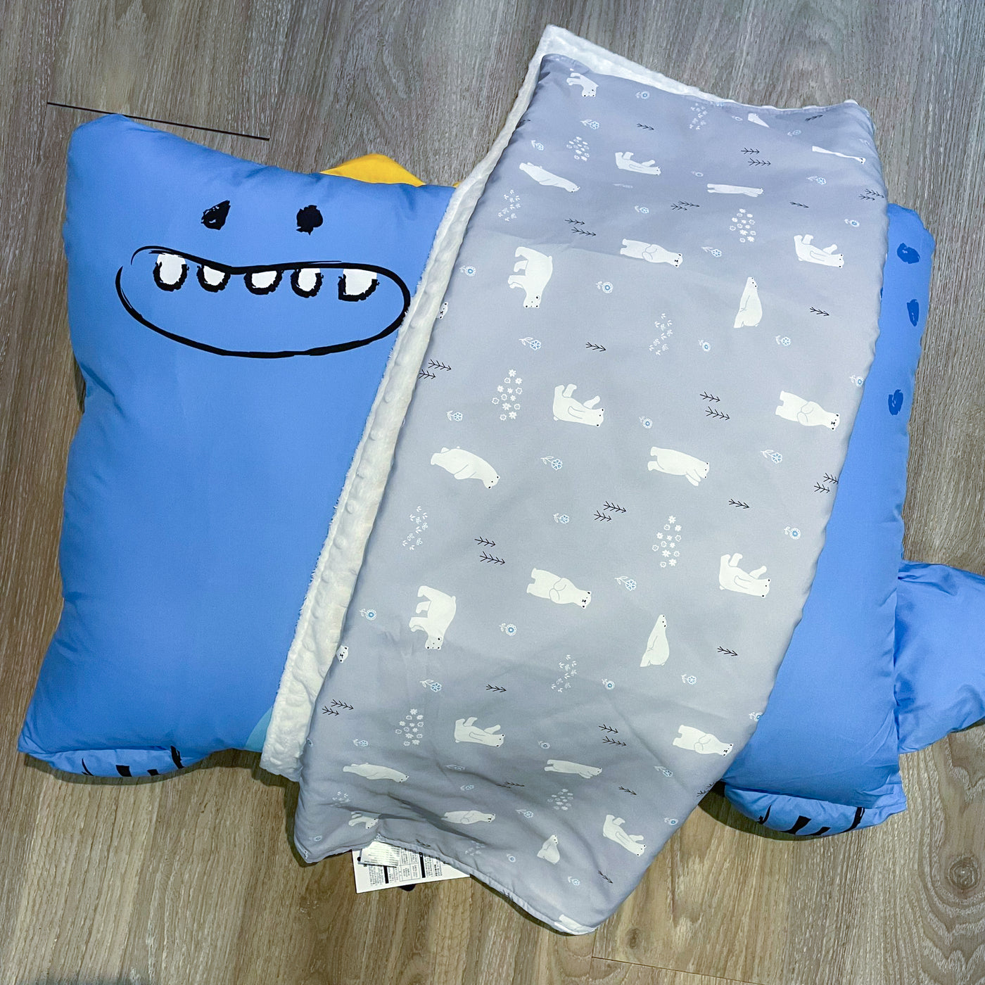 Aribebe Pillow + Blanket Package